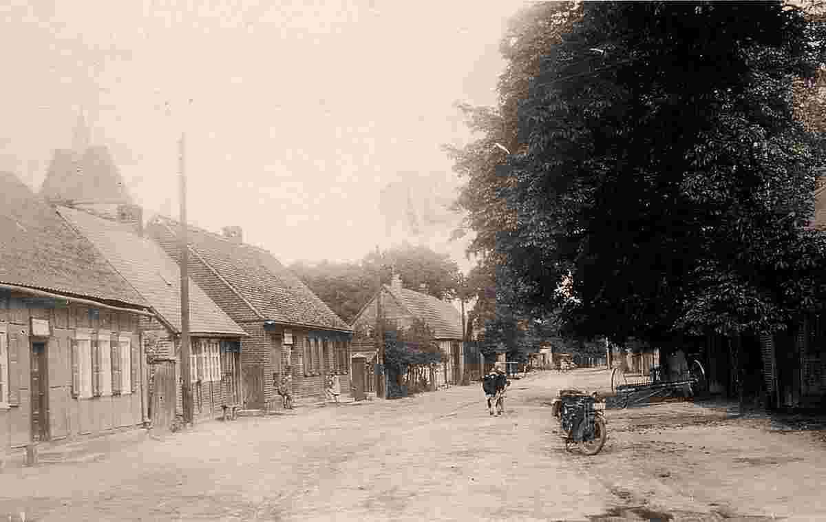 Rochau. Breite Straße im Anfang des 20. Jahrhunderts, links im Hintergrund die Dorfkirche