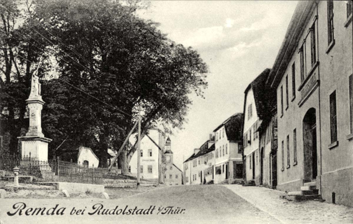 Remda-Teichel. Panorama von Stadtstraße mit Denkmal, 1910