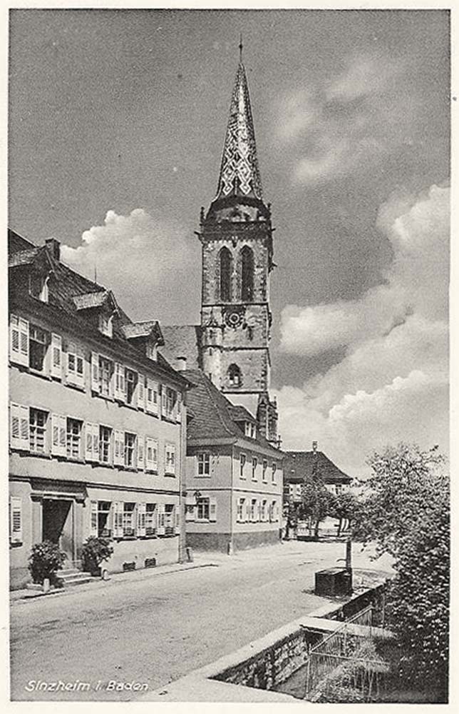 Sinzheim. Panorama von Straße mit brunnen und Kirche