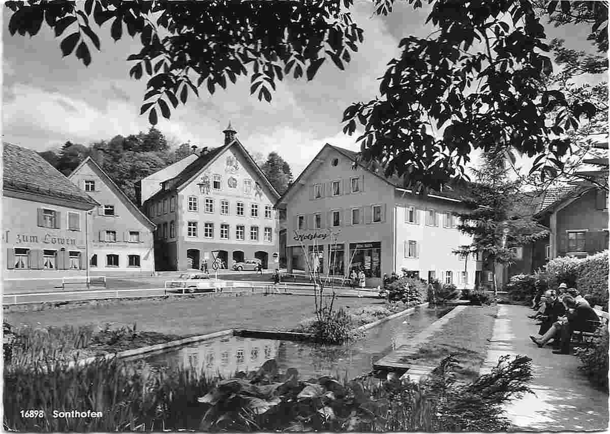 Sonthofen. Ortsmitte mit Gasthaus zum Löwen, um 1960s