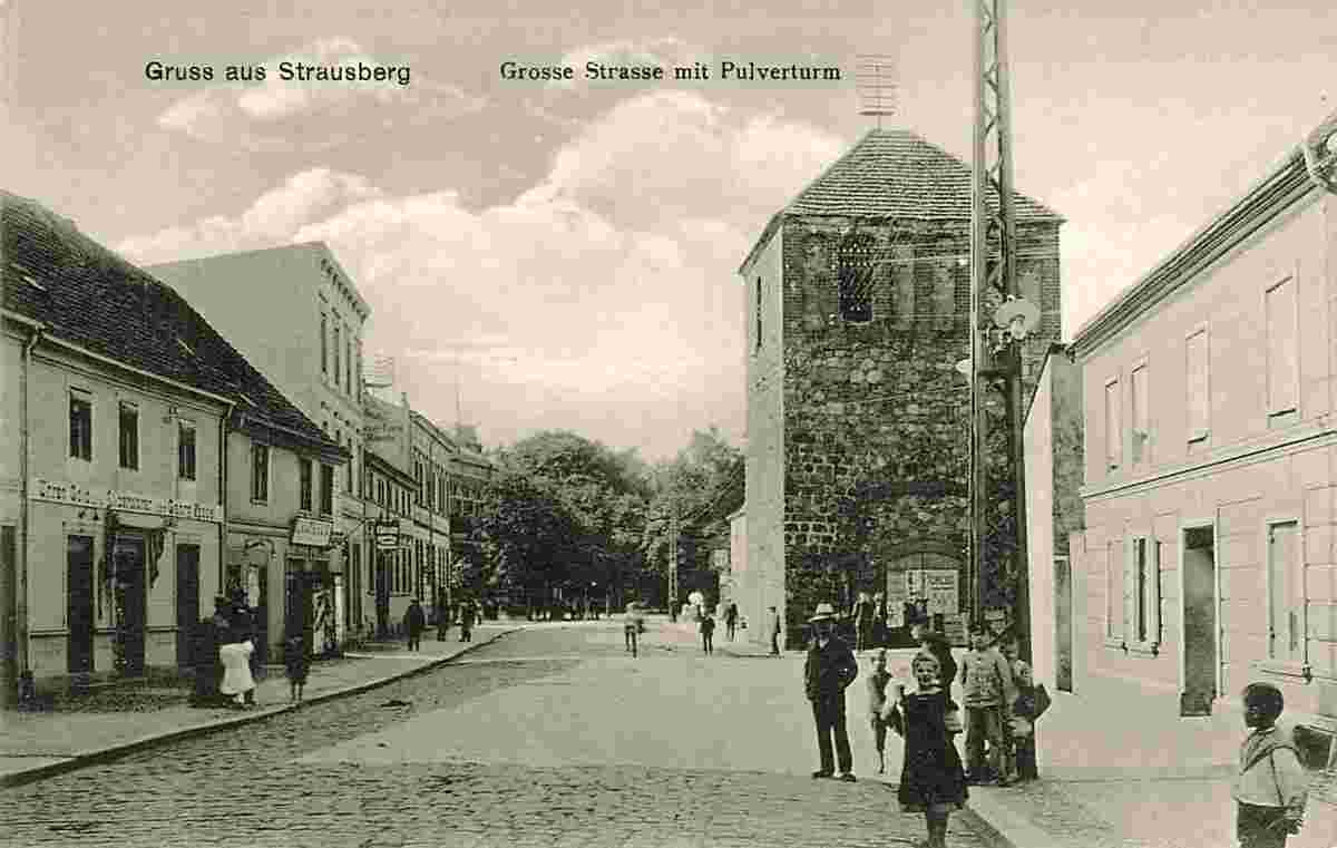 Strausberg. Grosse Straße mit Pulverturm