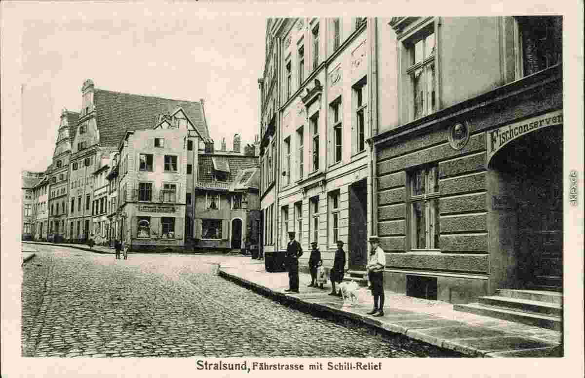 Stralsund. Fährstraße mit Schill-Relief, Geschäfte, 1915
