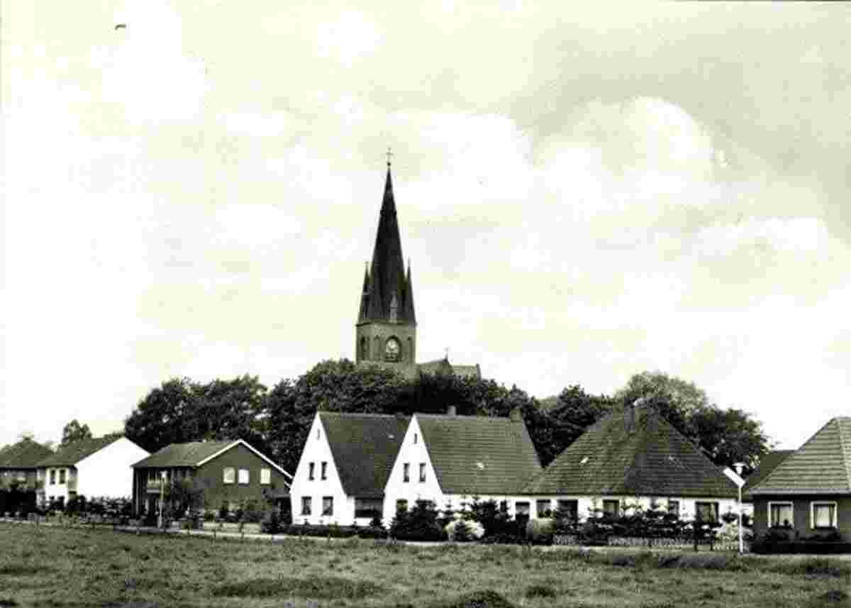 Saterland. Blick auf Strücklingen mit Kirche