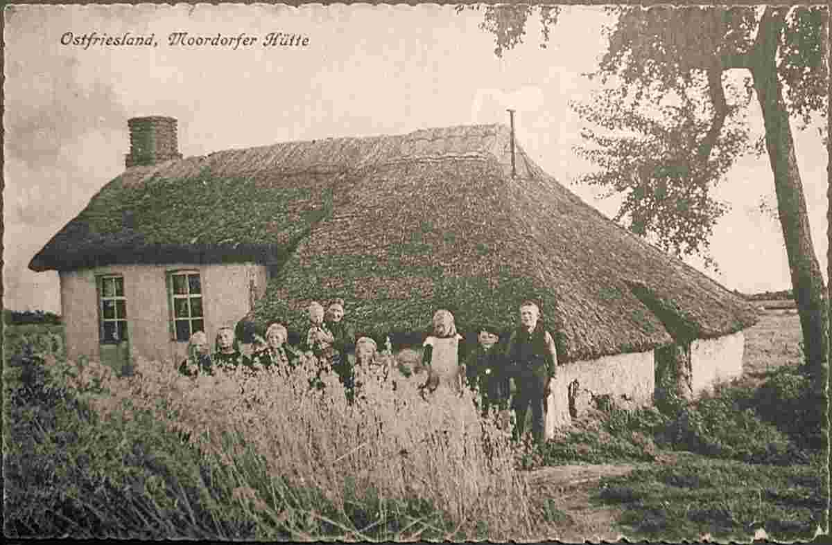 Südbrookmerland. Moordorfer Hütte, Frau Bäuerin mit 9 Kindern