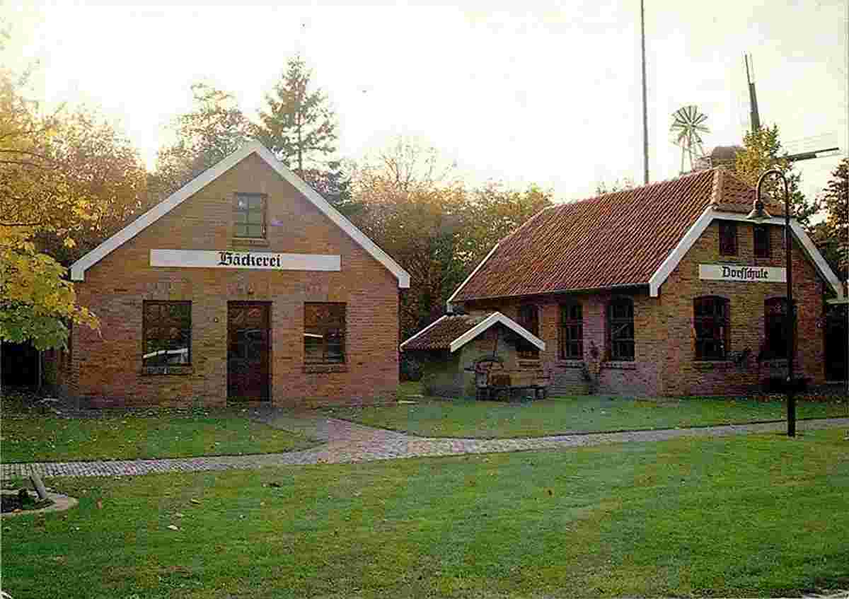 Südbrookmerland. Münkeboe - Dörpmuseum, Windmühle, Bäckerei, Dorfschule, Handwerk Handel