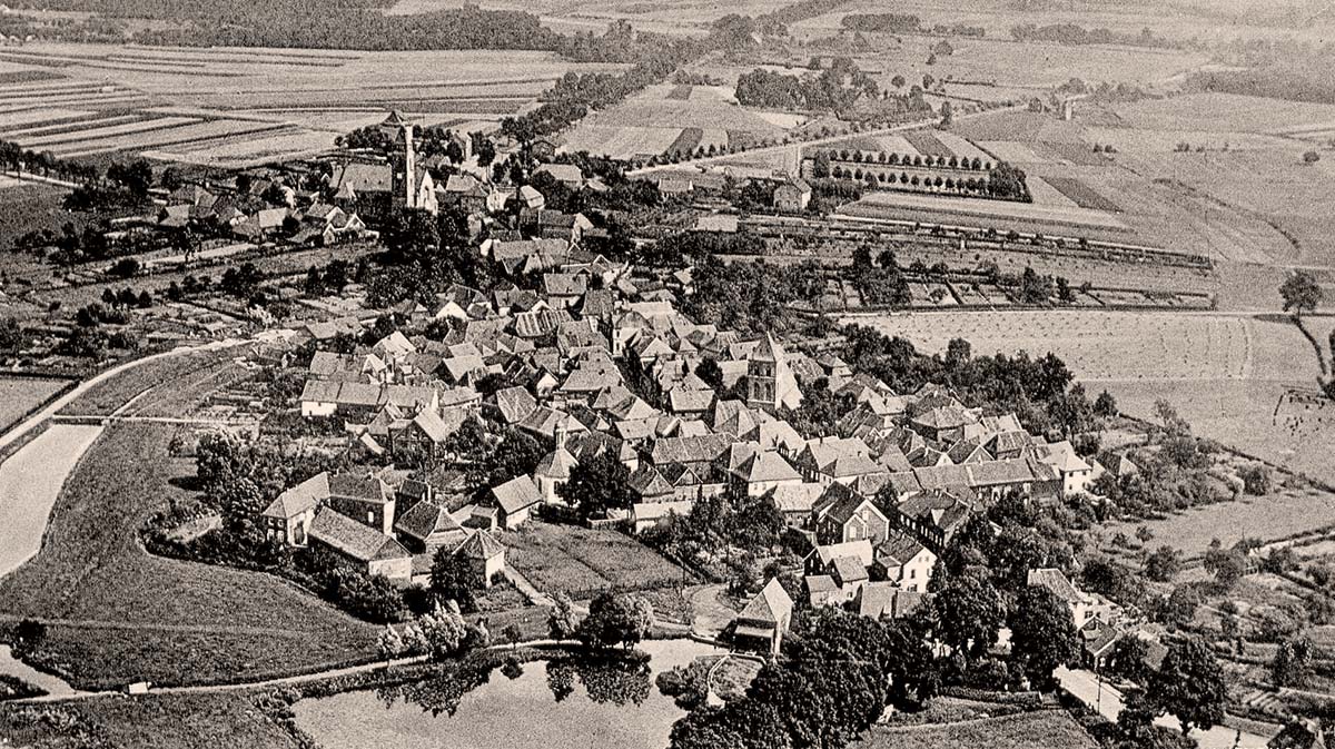 Burg (vorne links) und  Schermbeck, Luftbild, 1932