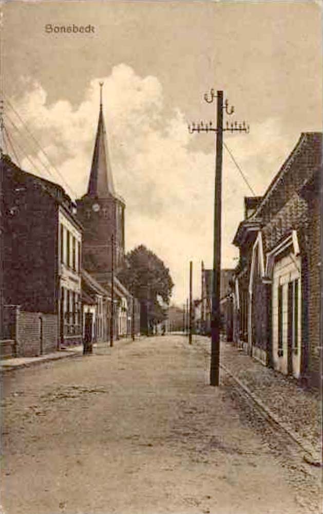 Sonsbeck. Blick auf Straße mit Kirche