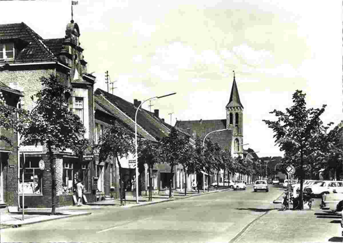 Sonsbeck. Hochstraße mit Kirche