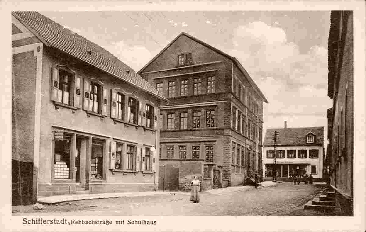 Schifferstadt. Rehbachstraße mit Schulhaus, 1918