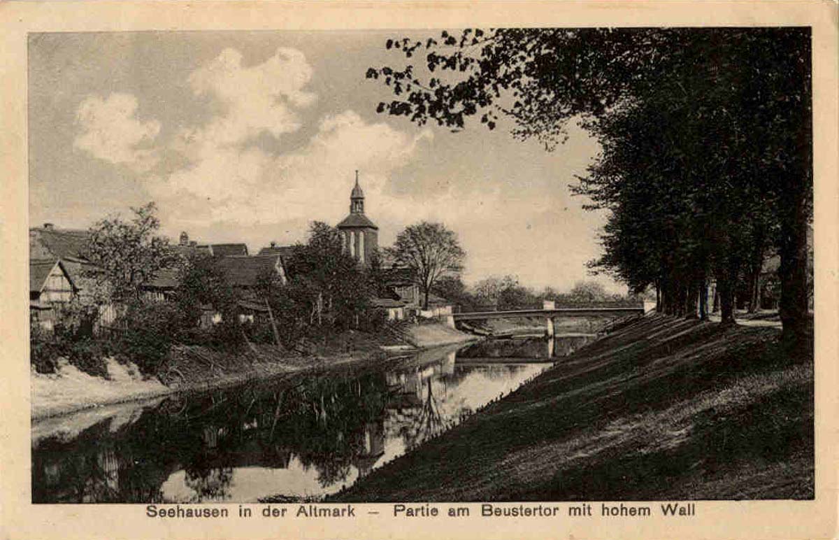 Seehausen (Altmark). Blick am Beustertor mit hohem Wall, 1917
