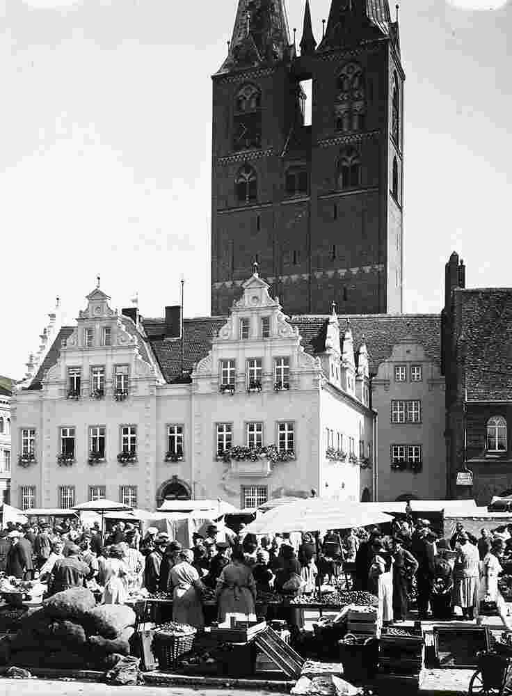 Stendal. Markt mit Verkaufsständen. Blick auf Rathaus und Marienkirche, 1934