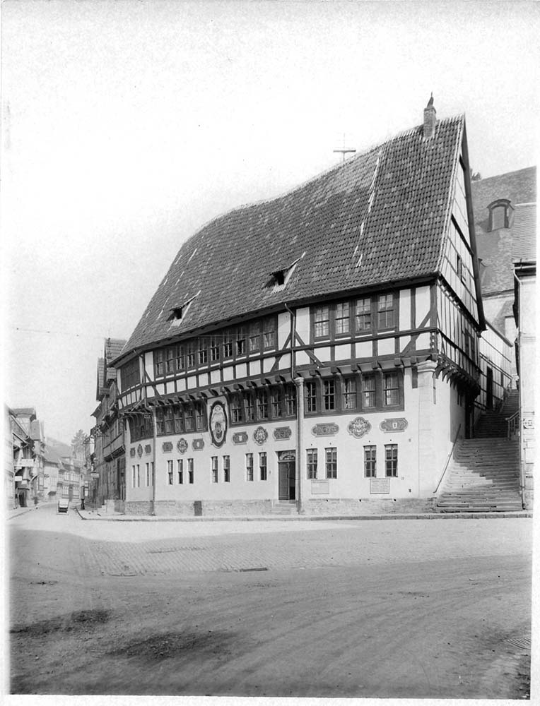 Südharz. Stadt Stolberg - Rittergasse, Rathaus (1452) mit Sonnenuhr (1724) und Zunftzeichen, 1928