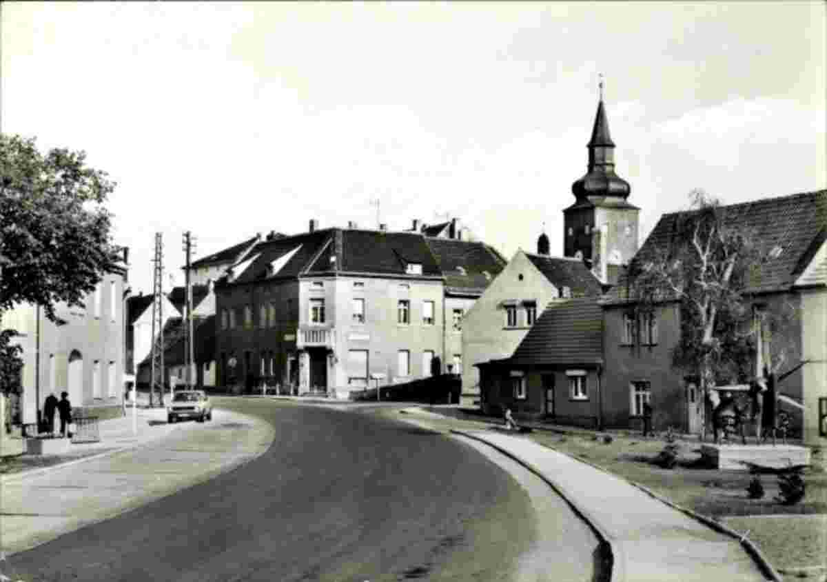 Südliches Anhalt. Gröbzig - Bernburger Straße mit Kirche