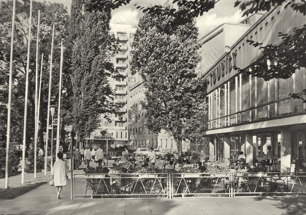 Suhl. Boulevard - Cafe vor dem Interhotel 'Thüringer-Tourist', 1972
