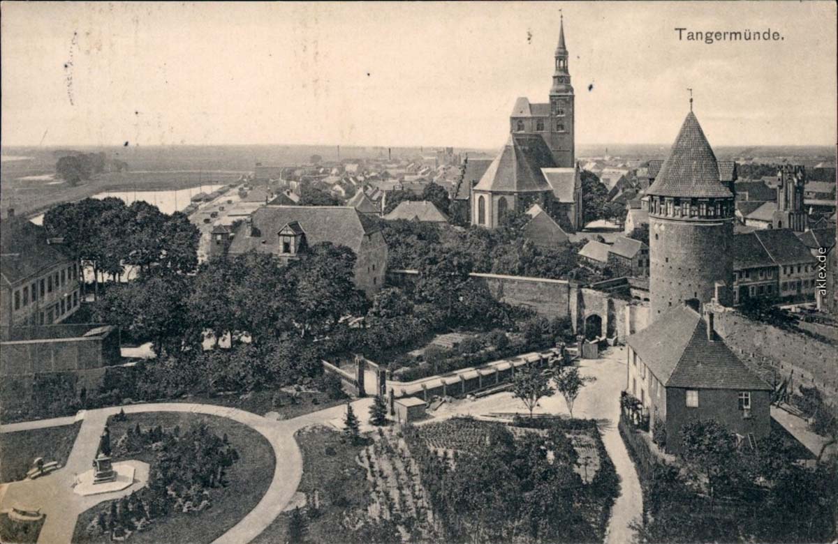 Tangermünde. Blick auf Stadt, Anlagen und Stadtmauer, 1910