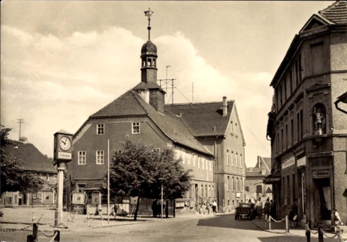 Teuchern. Markt, Rathaus, Stadtuhr, Restaurant zum Gambrinus, HOG Fleischwaren, 1962