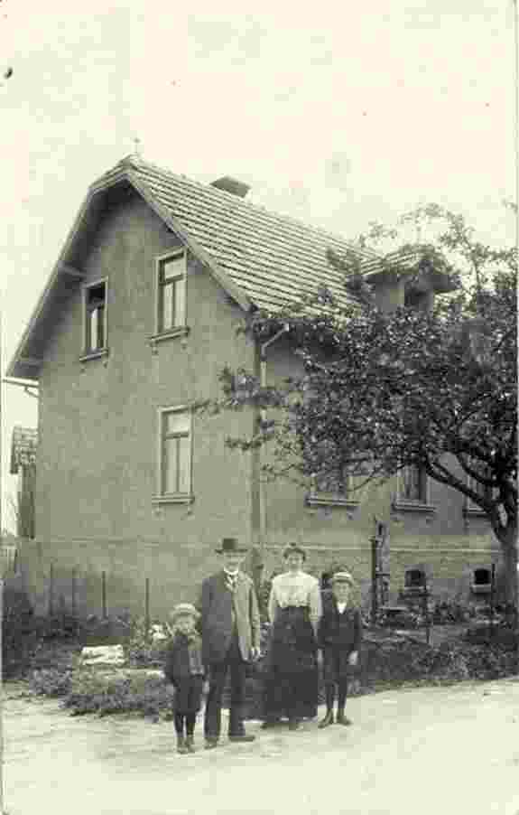 Usingen. Wohnhaus mit Familie, 1911