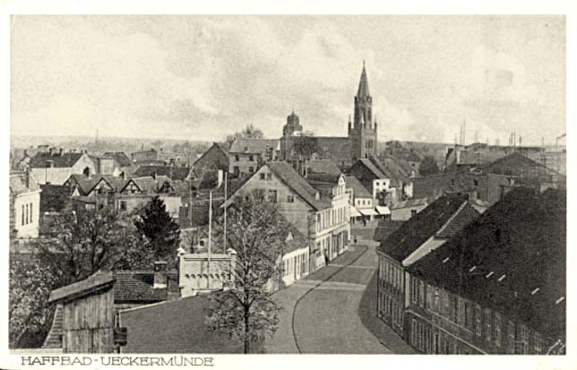 Ueckermünde. Glockenturm und Häuser