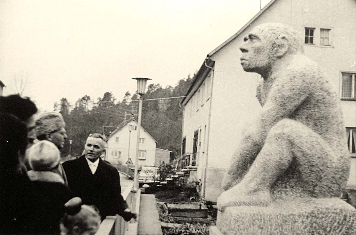 Veringenstadt, Aufstellung Neandertaler-Denkmal, 1956