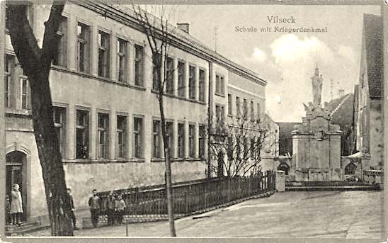 Vilseck. Schule und Kriegerdenkmal