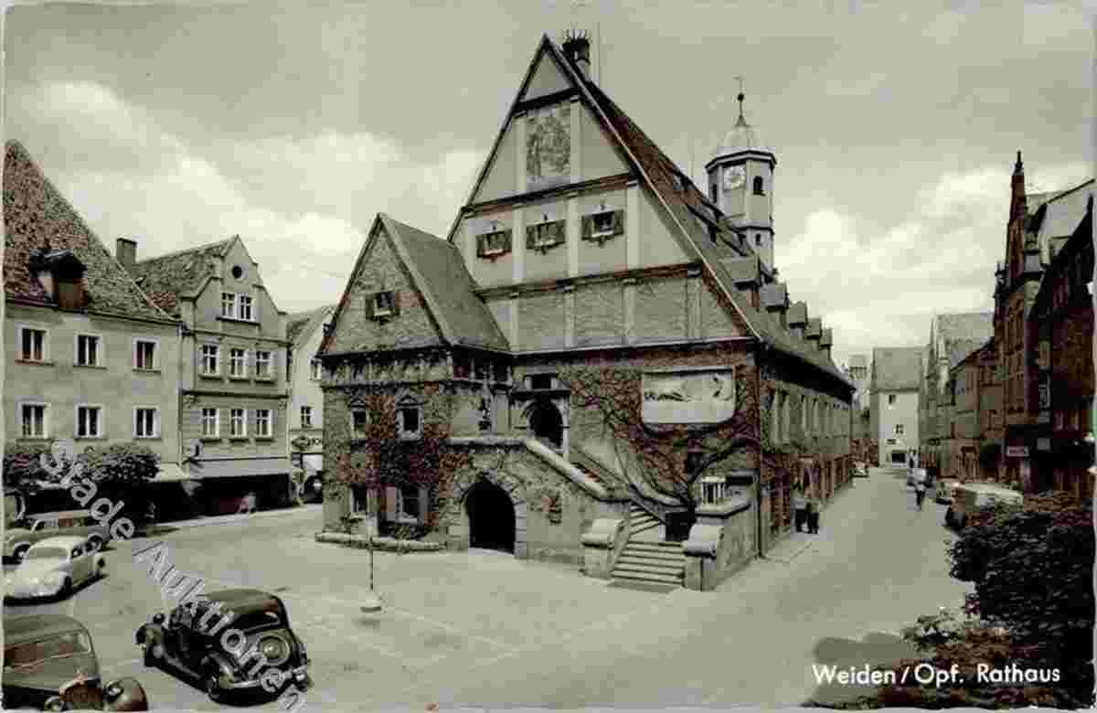 Weiden in der Oberpfalz. Rathaus mit Treppe, Turm mit Uhr, Geschäfte
