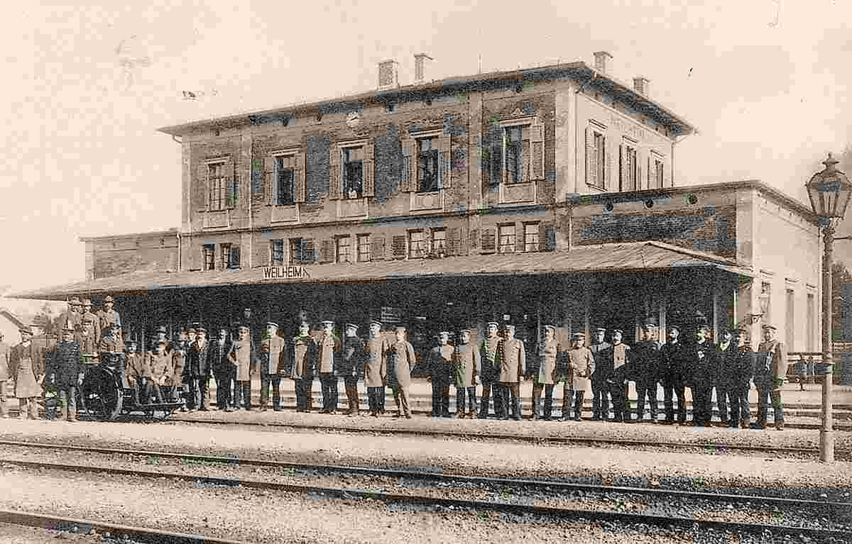 Weilheim in Oberbayern. Bahnhof mit Bahnhofspersonal, 1900