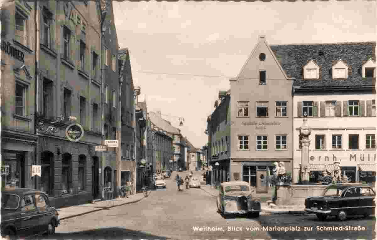 Weilheim in Oberbayern. Blick vom Marienplatz zur Schmied Straße, Brunnen, 1962