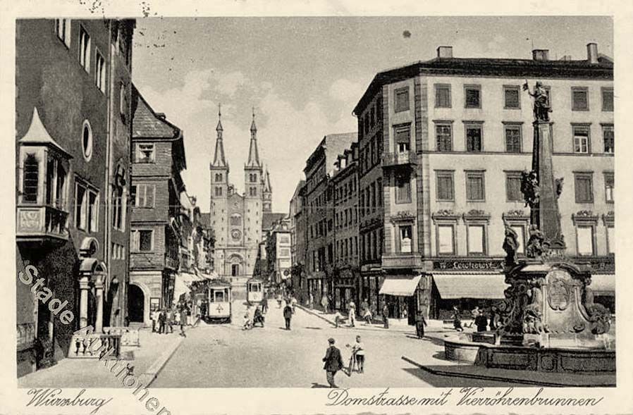 Würzburg. Domstraße mit Vierröhrenbrunnen