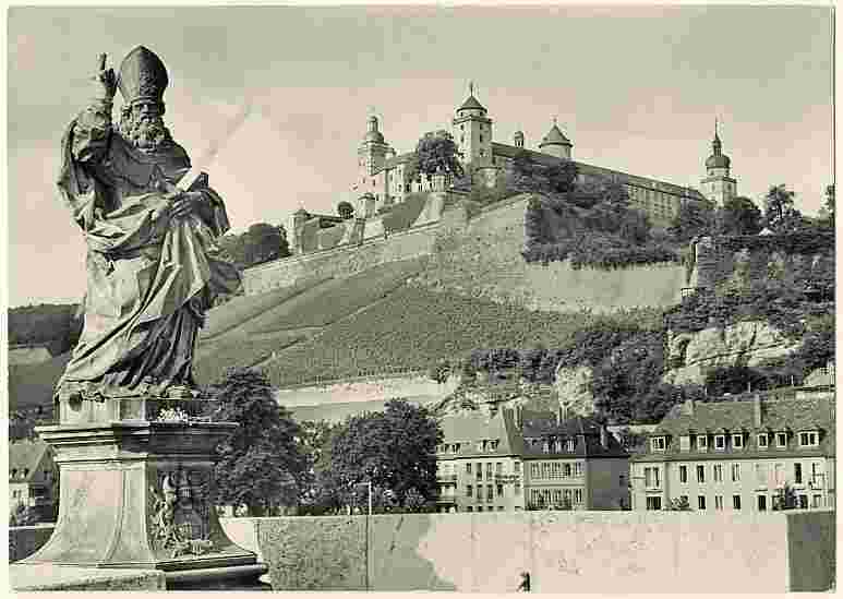 Würzburg. Statue St. Kilian und Festung Marienberg