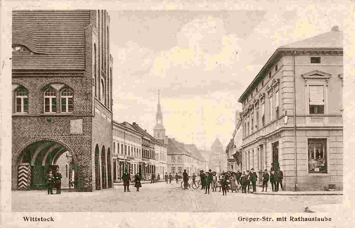 Wittstock. Gröperstraße mit Rathaustaube, Wachhäuschen, Geschäfte, 1927