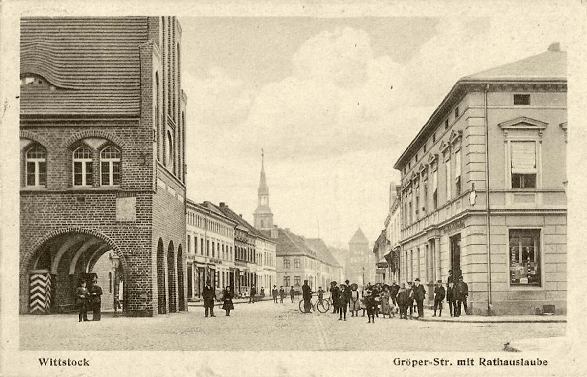 Wittstock (Dosse). Gröperstraße mit Rathaustaube, Wachhäuschen, Geschäfte, 1927
