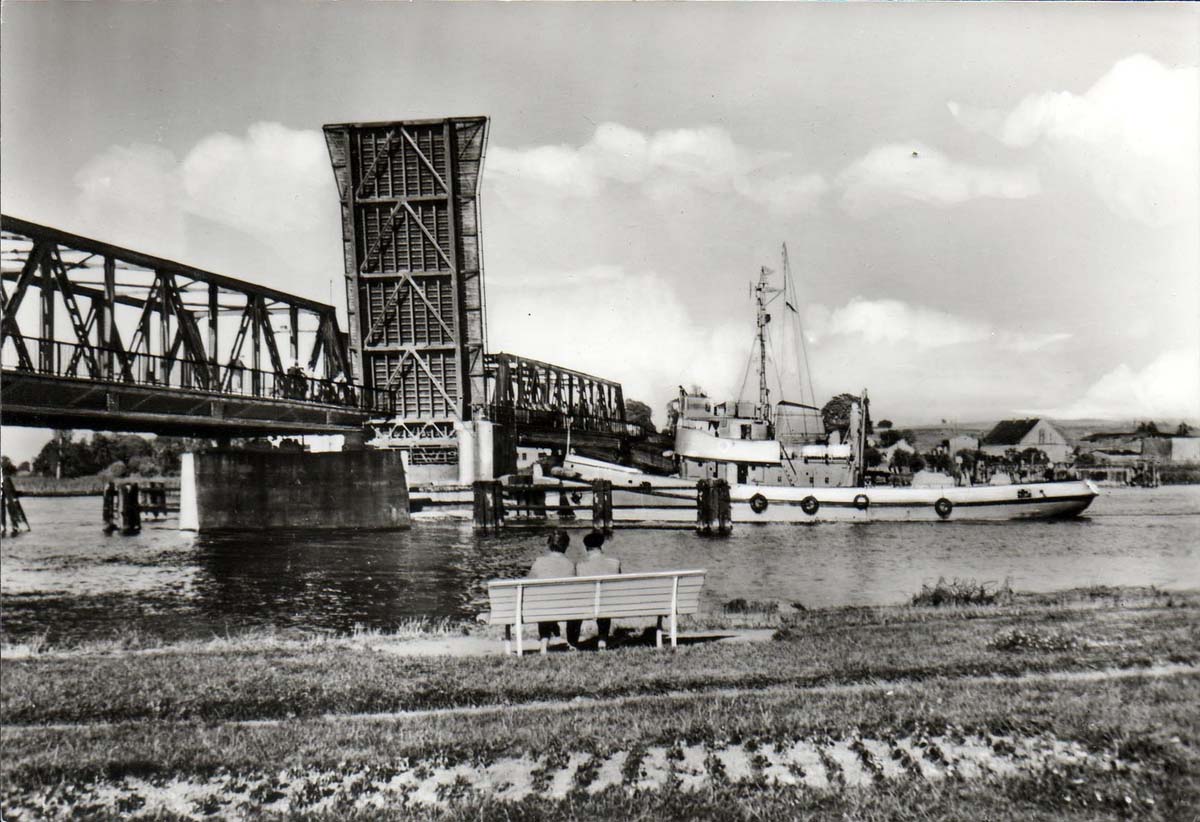 Wolgast. Hafen, Hubbrücke und Dampfboot, 1971