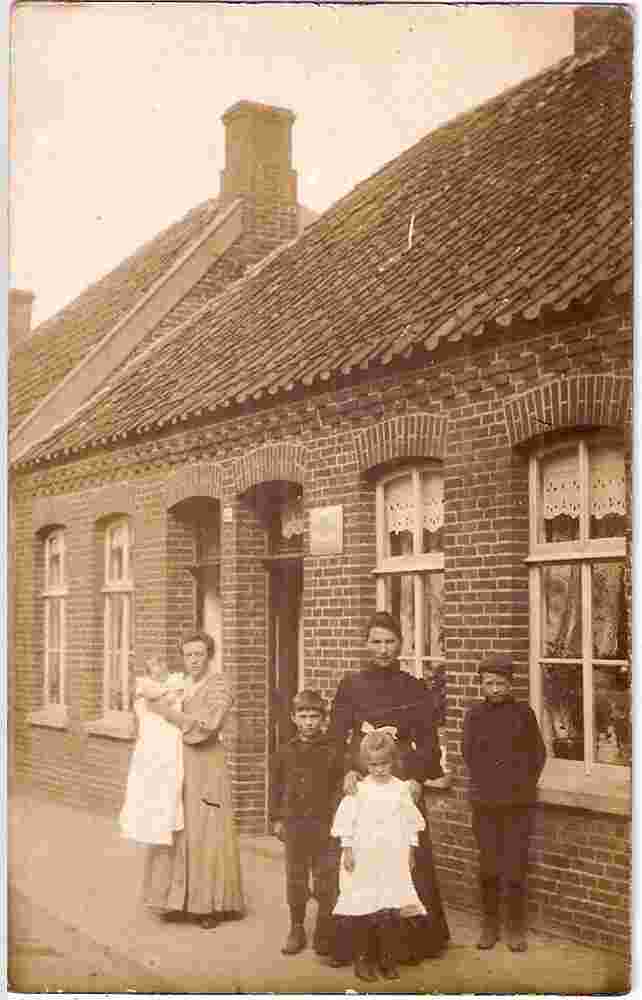 Weener. Einfamilien Reihenhaus Nr 65 mit Bewohner Familie, 1910