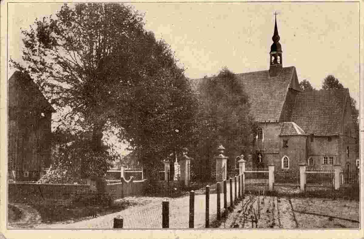 Wietmarschen. Alte Stiftskirche mit hölzernem Glockenturm aus dem 16. Jahrhundert