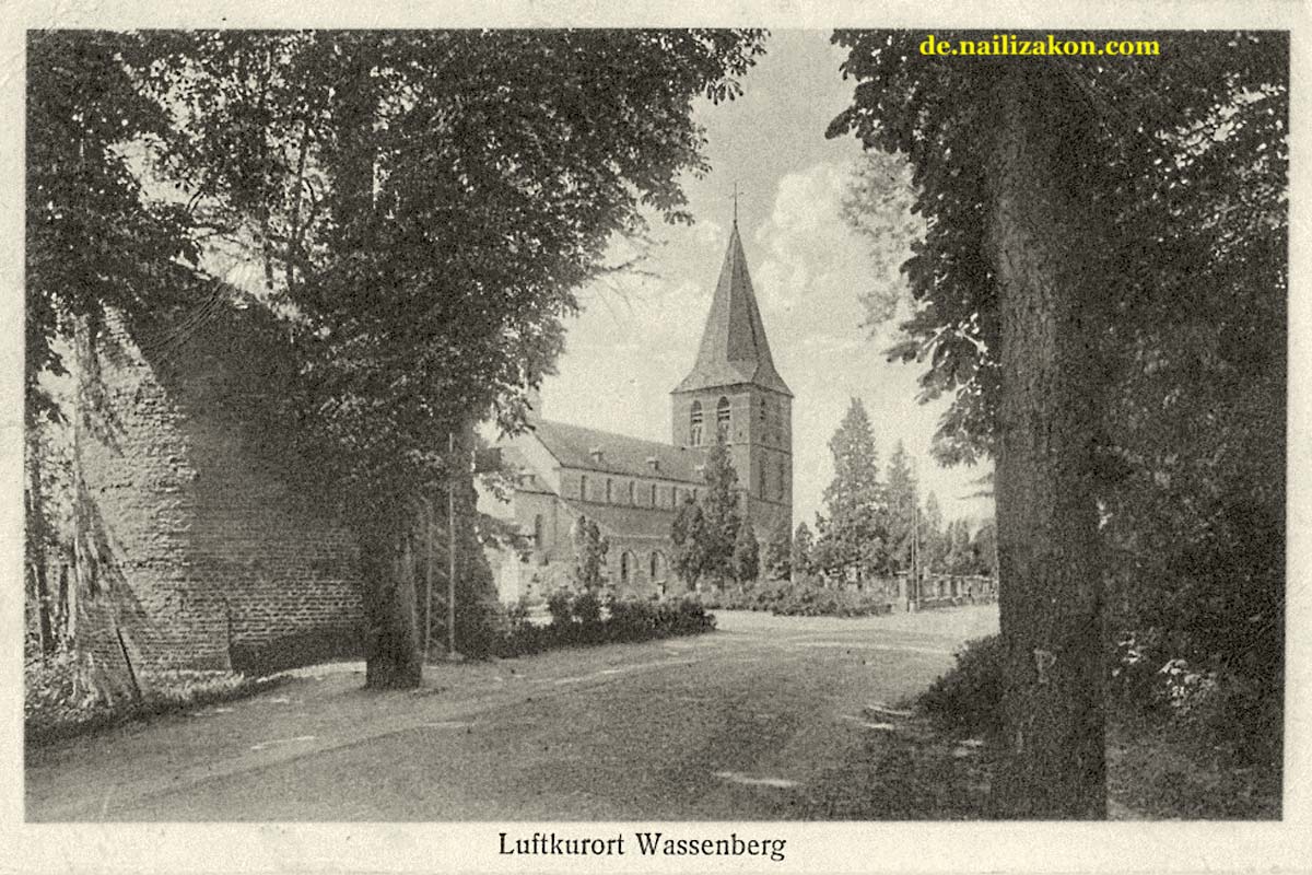 Wassenberg. Alte Stadtmauer mit Kirche