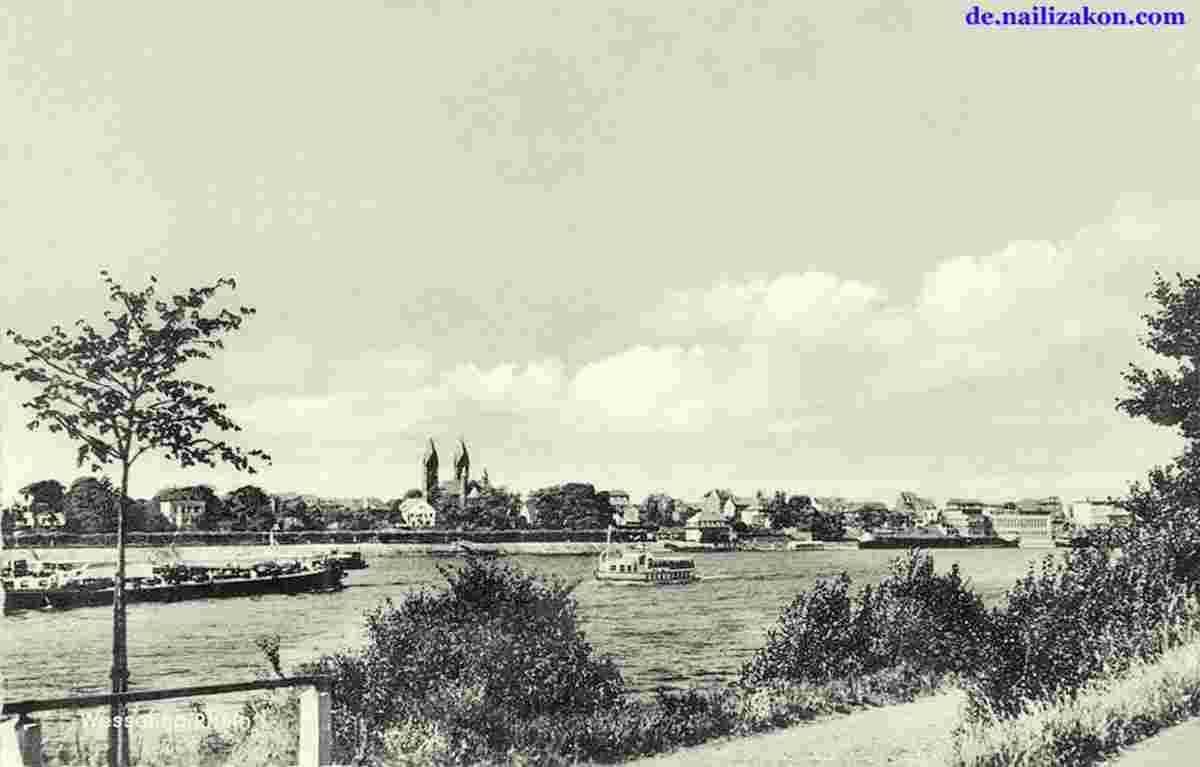 Wesseling. Panorama der Stadt vom Fluss