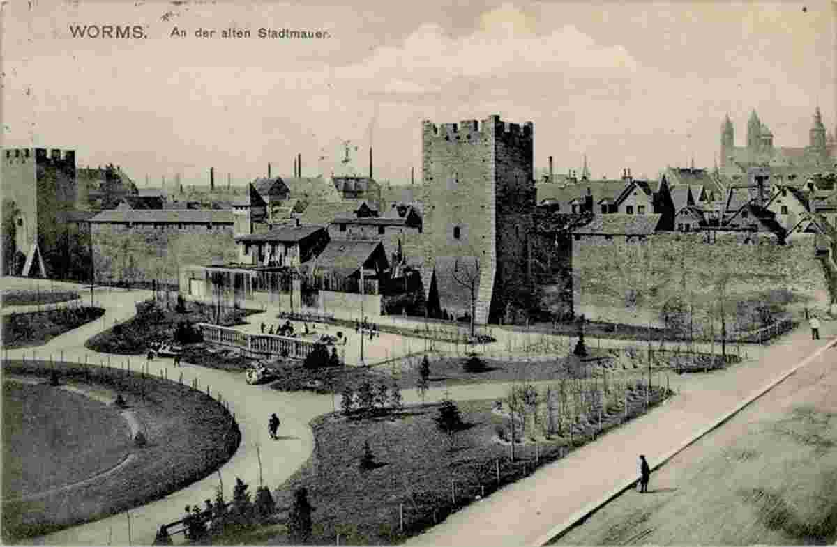 Worms. Alte Stadtmauer und Torturmplatz