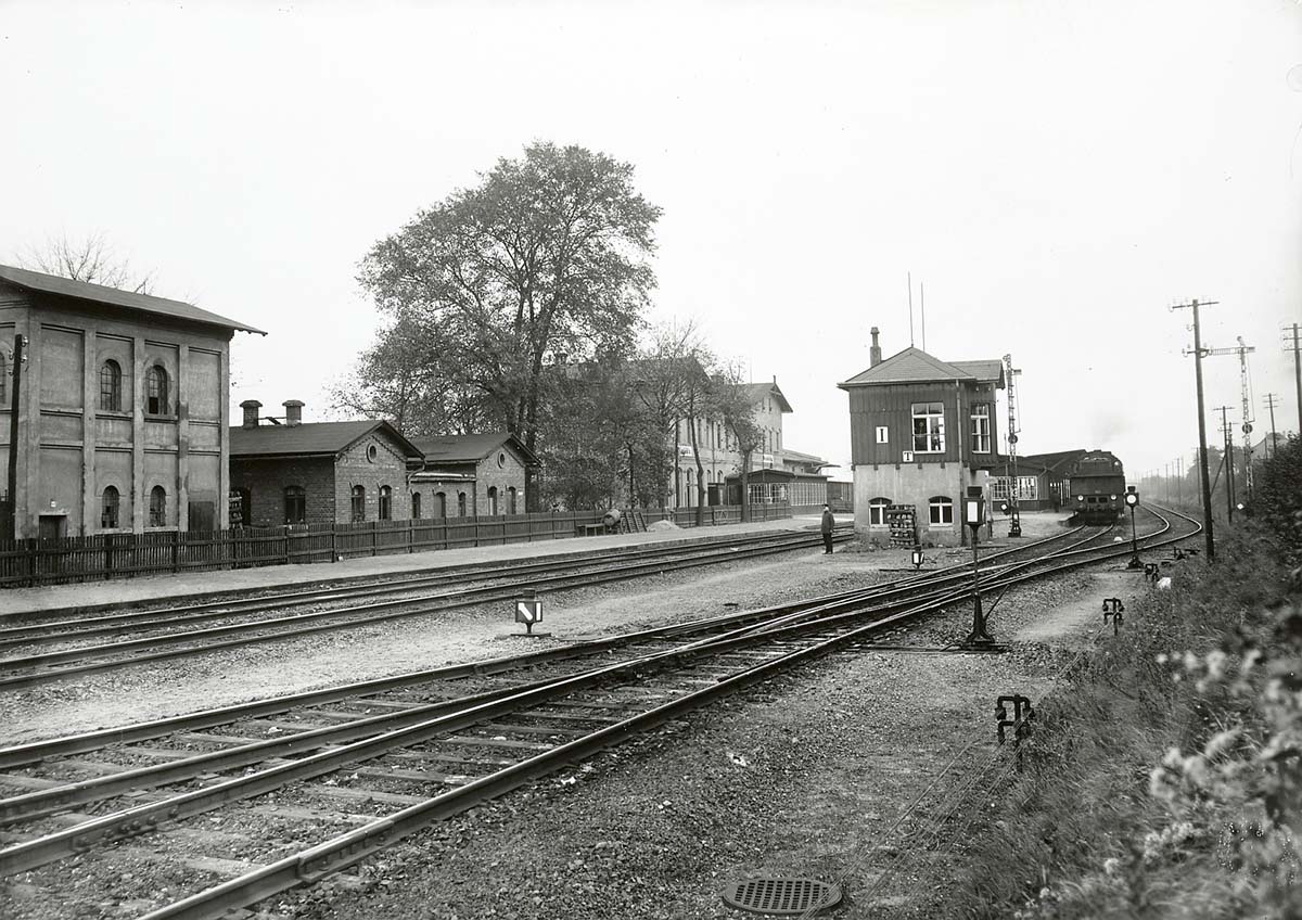Weinböhla. Bahnhof, Schuppen, Empfangsgebäude (um 1875) und Stellwerk, 1933
