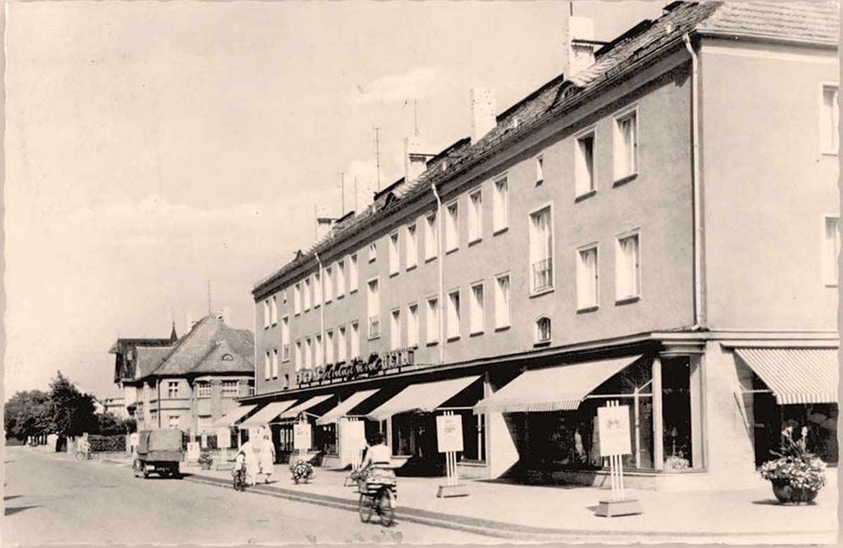 Weißwasser (Oberlausitz). Muskauer Straße mit HO-Kaufhaus