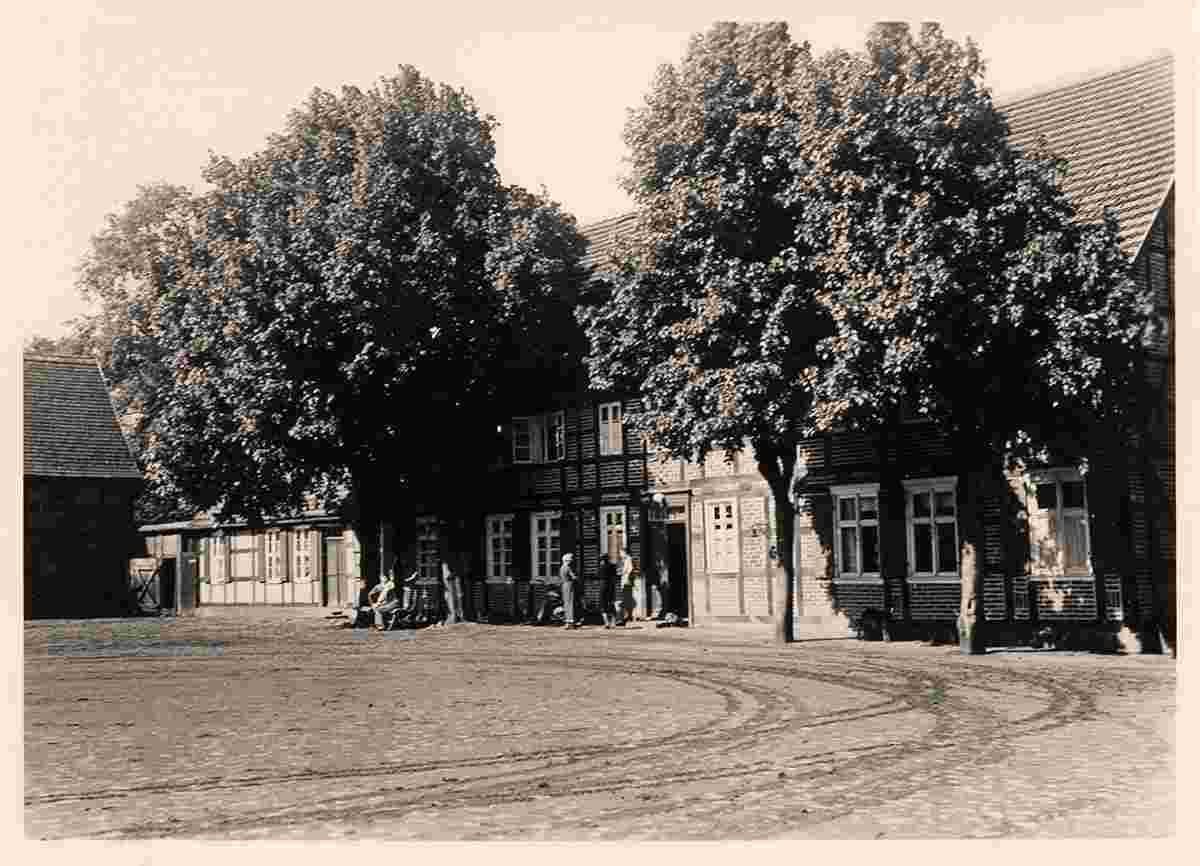 Werben. Blick gegen einen Gebäudekomplex, 1939