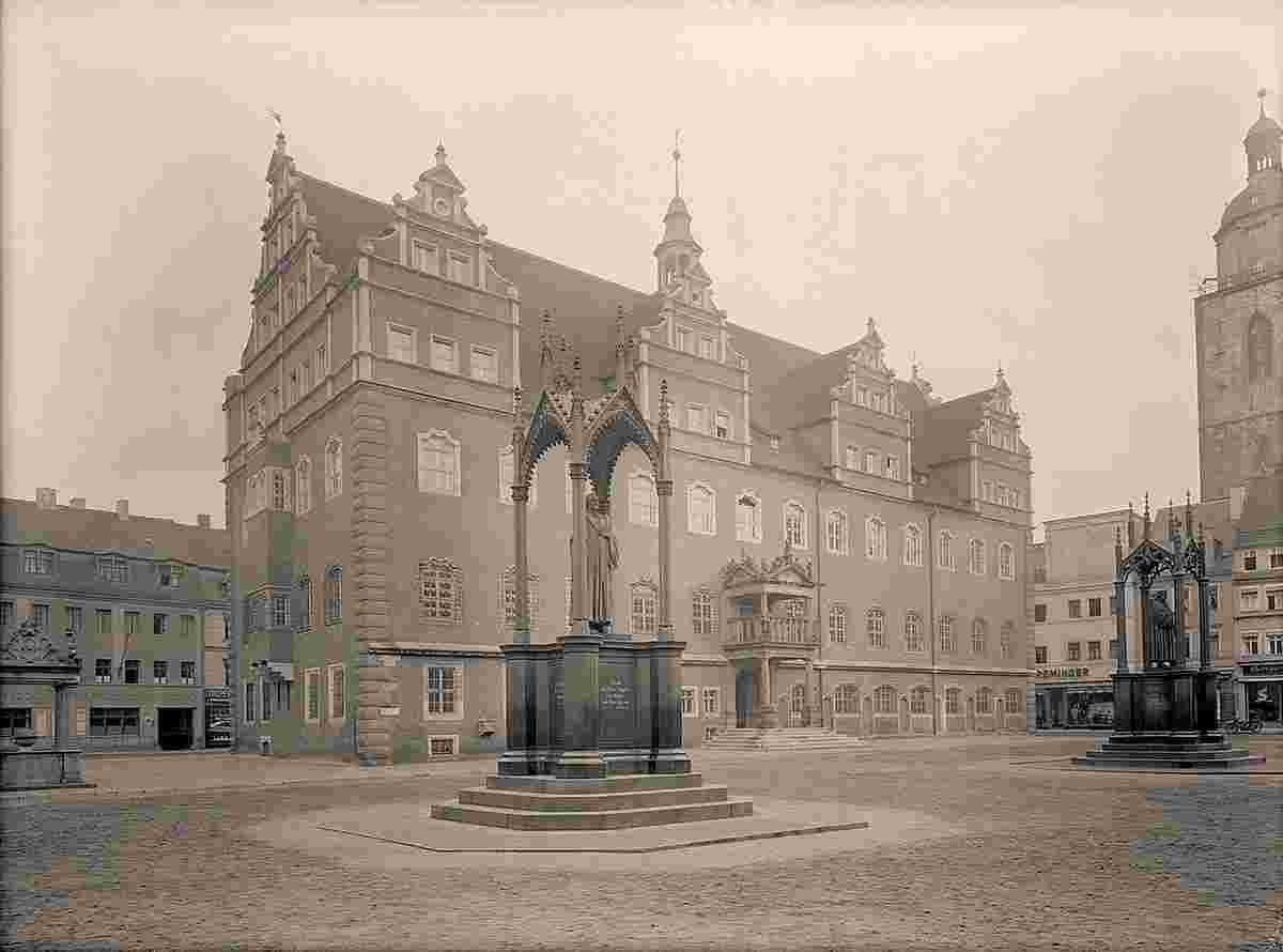 Wittenberg. Rathaus mit Martin Luther Denkmal und Philipp Melanchthon Denkmal, um 1930