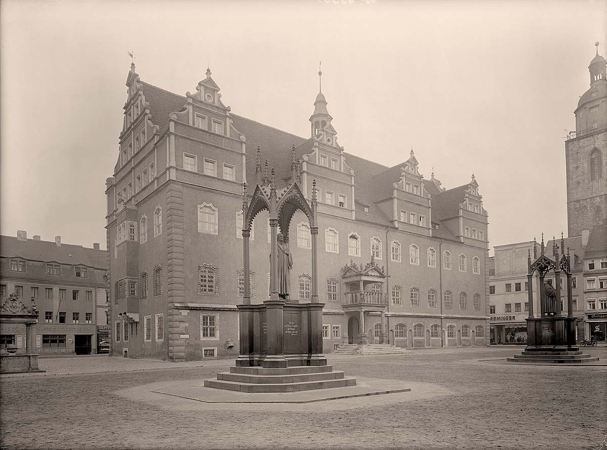 Lutherstadt Wittenberg. Rathaus mit Martin Luther Denkmal und Philipp Melanchthon Denkmal, um 1930