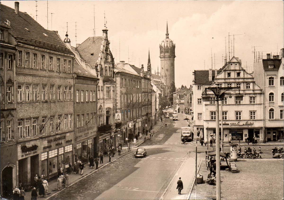 Lutherstadt Wittenberg. Schloßstraße, in der Ferne - Schloßkirche, 1967