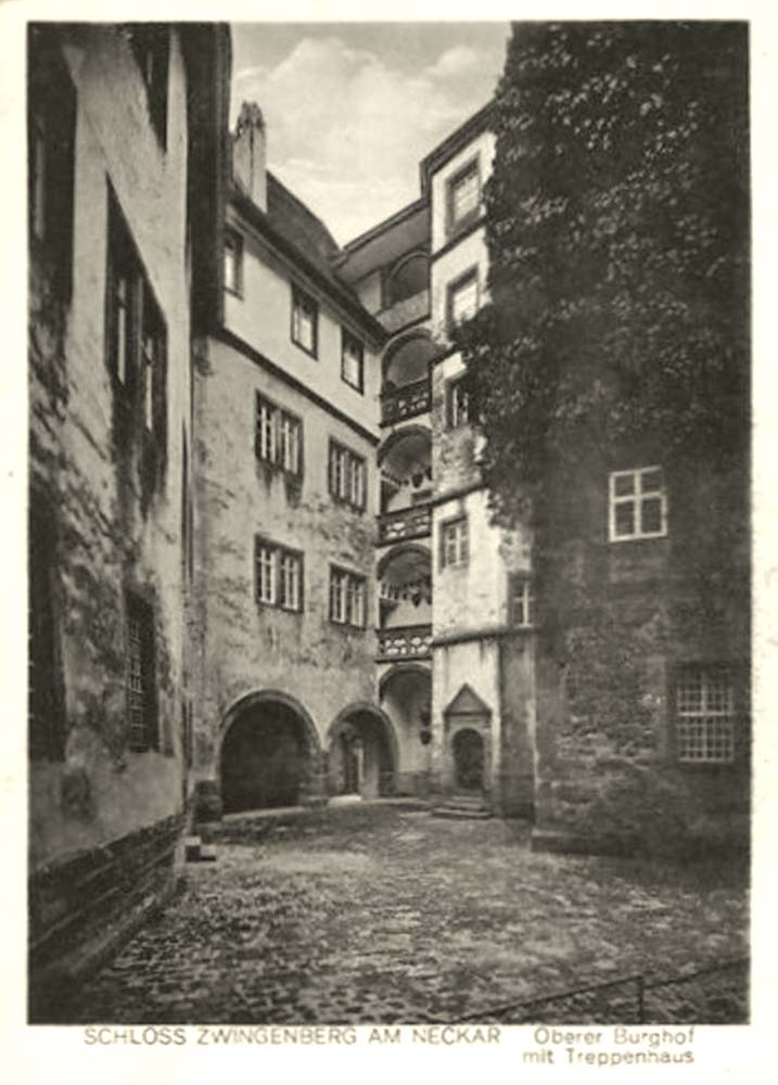 Zwingenberg (Baden). Oberer Burghof mit Treppenhaus