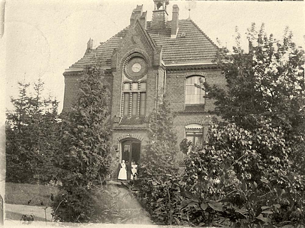 Zossen. Einzelvilla mit Giebel uhr Personal vor der Tür, 1906