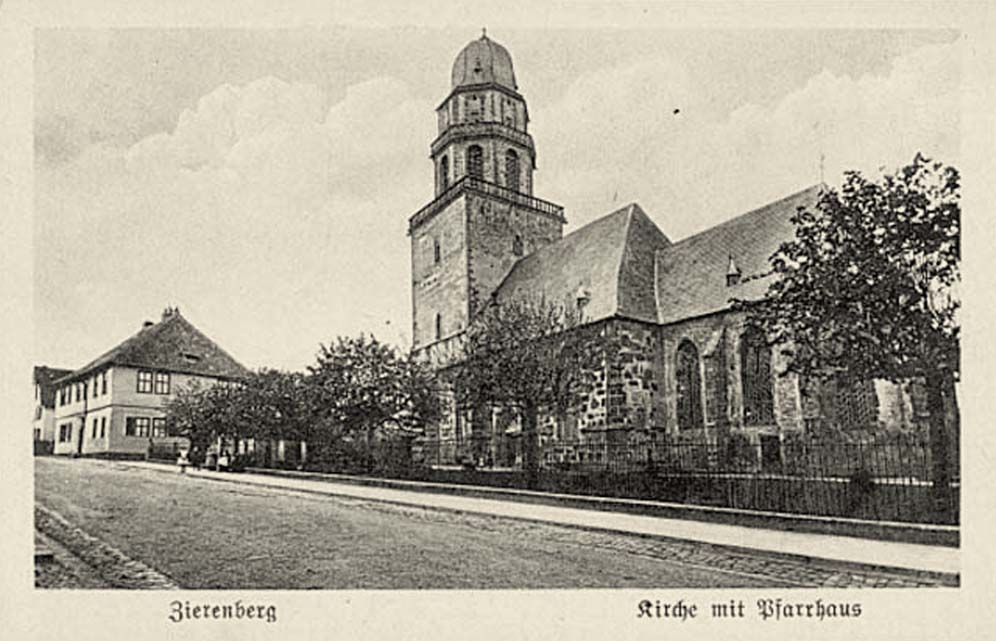 Zierenberg. Kirche mit Pfarrhaus