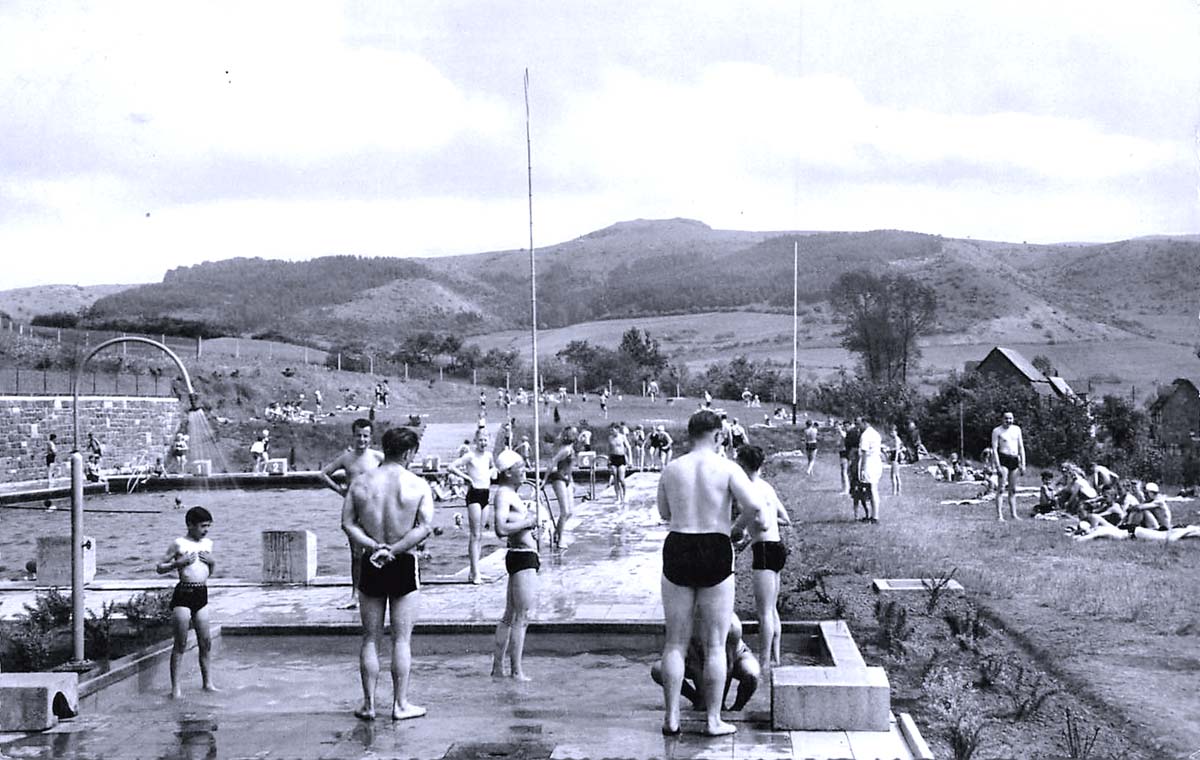 Zierenberg. Schwimmbad bei Badebetrieb, 1958