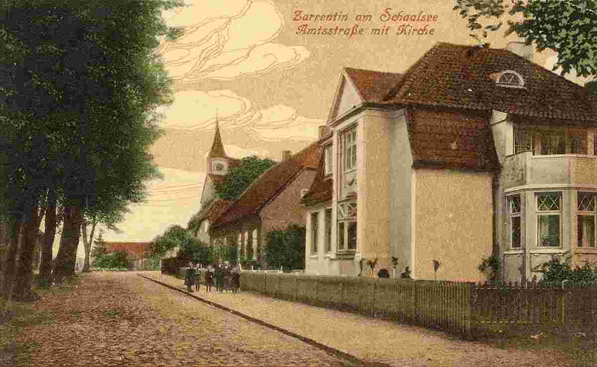 Zarrentin. Amtsstraße mit Kirche