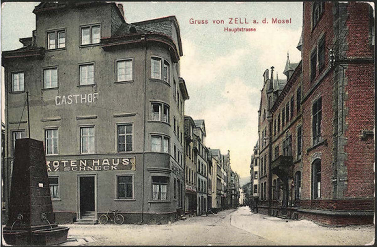 Zell (Mosel). Hauptstraße mit Gasthof zum Roten Haus