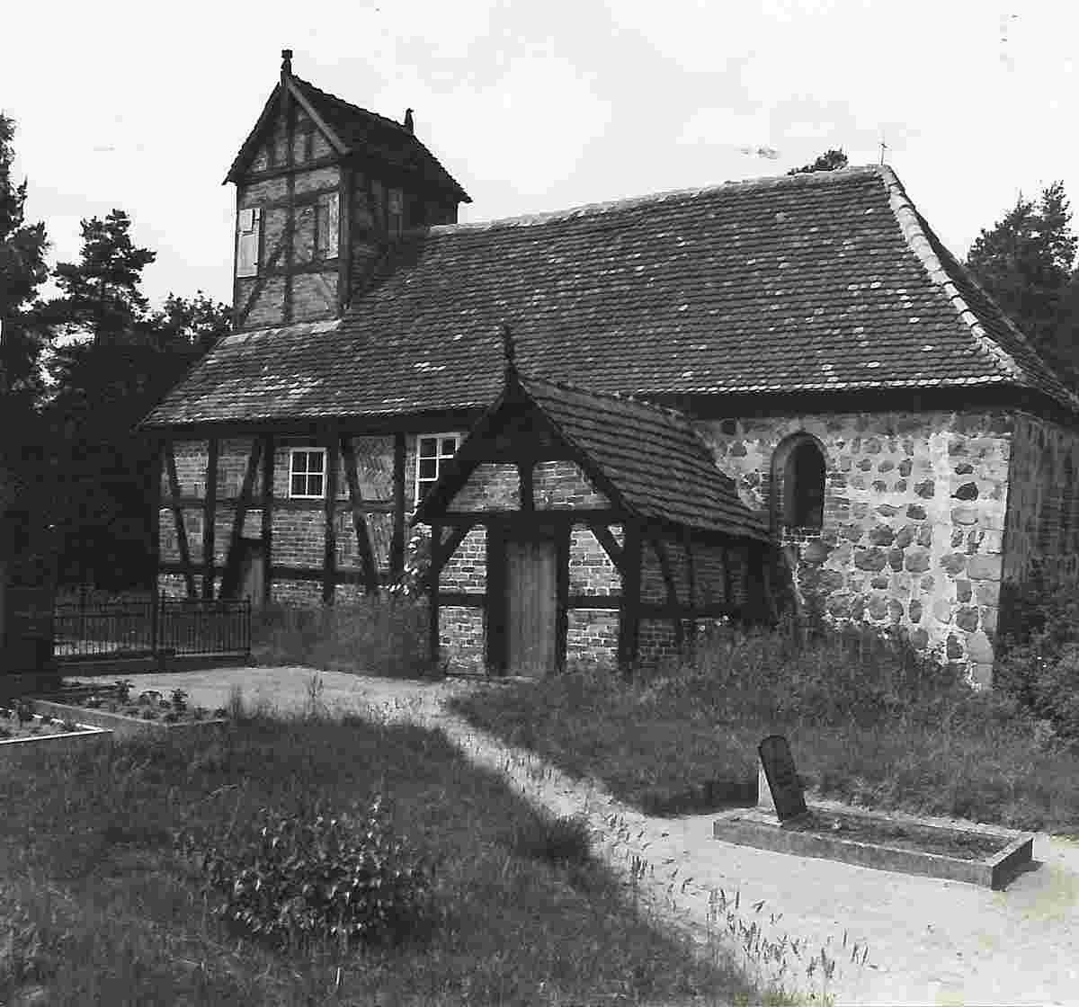 Zehrental. Jeggel - Dorfkirche (um 1250 und 1724), ansicht von Südosten, 1972